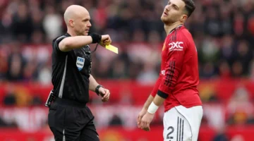 قرار تحكيمي.. دالوت يفلت من بطاقة حمراء مبكرة في ديربي مانشستر وحالة جدل واسعة